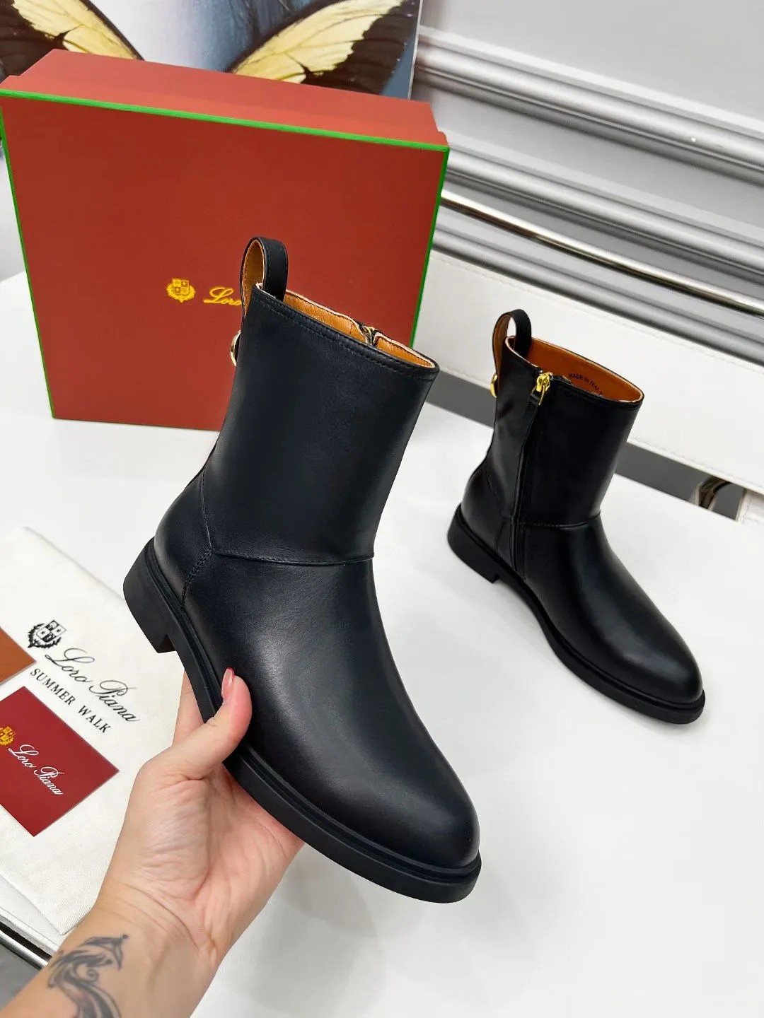 👟👟Ex-factory price 640👟👟 First-layer cowhide, G02 purchasing level WYSIWYG Loro Piana LP 130s new autumn and winter Kilda ankle boots side zipper short boots. This iconic ankle boot is made of waxed cow leather/suede sheepskin, giving it a rustic and unique retro aesthetic. The casual yet sophisticated style is perfect for urban looks as well as relaxed weekend looks. The sole is Loro Piana non-slip rubber sole. Leather lining, interior zip closure with tonal zip puller at top. Metallic detail at back. Leather ring pull tabs engraved with brand logo One-piece tonal rubber sole Rubber sole with anti-slip LP detail! Upper: Imported calfskin/nubuck leather Inner foot pads: cowhide Sole: Original molded rubber outsole Size: 35-40 (41 is custom-made and cannot be returned or exchanged)
